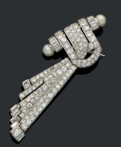 null Broche noeud en platine et or sertie de diamants et perles.
Vers 1930.
Poids:...