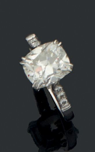 null Bague en platine ornée d'un diamant de taille cousin pesant 3,37 carats (certificat...