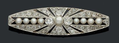 null Broche en or et platine ornée de diamants et perles. Vers 1925.
Poids: 10,72...