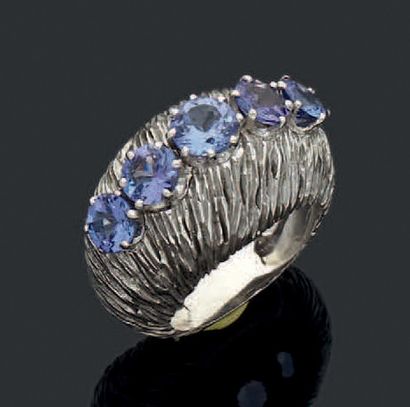 null Bague en or (18k) et platine vers 1950. Sertie de iolites.
Poids brut: 16,43...