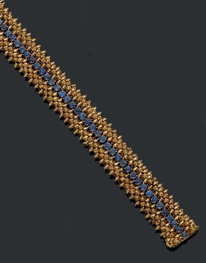 null Bracelet souple en or jaune (18k) et saphirs.
Poids: 51,60 g.