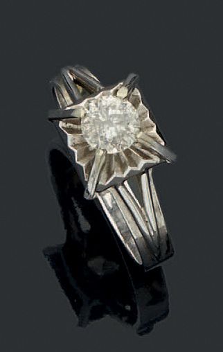 null Bague en or gris (18k) ornée d'un diamant de taille brillant (environ 0,55 carat).
Poids:...