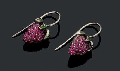 null Paire de boucles d'oreilles fraises, or (18k) rubis et tsavorites.
Poids: 6,63...