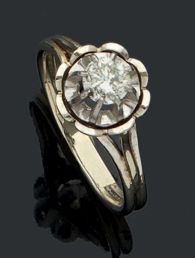 null Bague en or gris ornée d'un diamant de taille brillant (poids 0,70 carats).
Poids:...