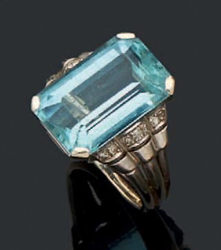 null Bague en alliage d'or gris (14k) sertie d'une importante pierre de couleur bleue.
Poids...