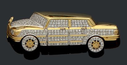 null Broche en forme de limousine en or (18k) et pavage de diamants.
Poids brut:...