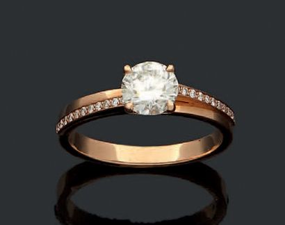 null Bague en or rose ornée d'un diamant taille brillant (Poids: 1,01 carats) couleur...