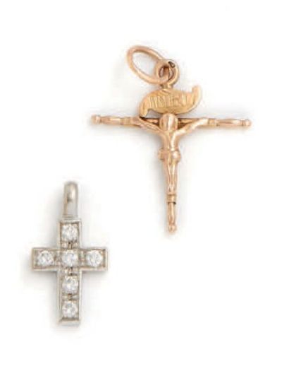 null Deux croix en pendentif
L'une en or jaune et l'autre en or gris (18k) sertie...