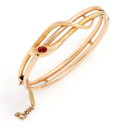 null Bracelet en or jaune (18k) en forme de serpent ciselé et serti d'un rubis sur...