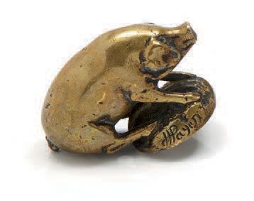 Henri PAYEN (XXème) Mascotte figurant un cochon. Epreuve en bronze à patine dorée...