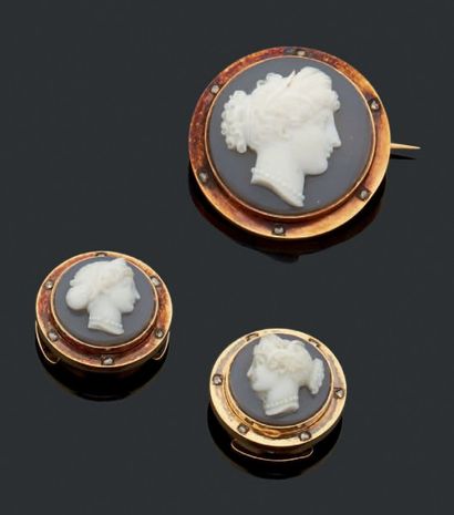 null Ensemble figurant trois camés sur agate comprenant une broche et deux boutons...