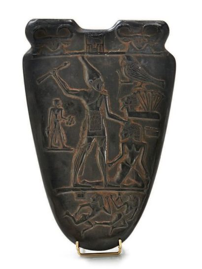 null Plaque sculpté d'un hiéroglyphe dans le goût de l'Egypte
Dim.: 26 x 17 cm