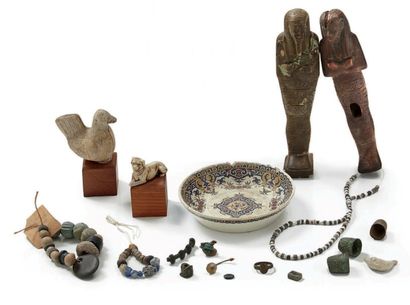 null Ensemble d'objets antiques divers dont ouschebti (un en bois), coupette en faïence,...