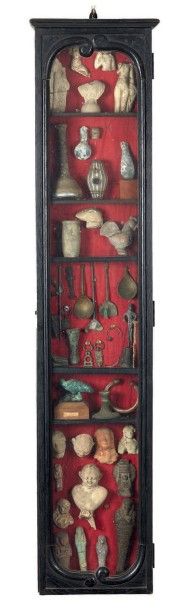 null Vitrine comprenant une collection d'objets antiques divers.
Haut.: 112 cm