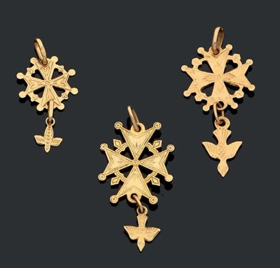 null Ensemble de trois pendentifs en or jaune (18k) figurant des croix huguenotes.
Poids...