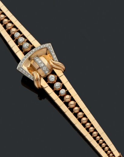 null Bracelet en or jaune (18k) à motif d'un noeud serti de brillants.
Vers 1950.
Poids:...