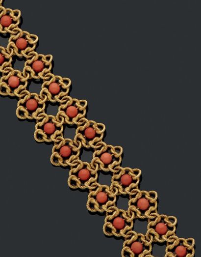 null Bracelet en or jaune (18k) tressé et perles de corail.
Poids brut: 55,87 g.