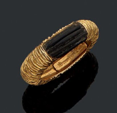 BOUCHERON Bague en or (18k) jaune strié. Signée.
Poids brut: 6,15 g.
Tour de doigt:...