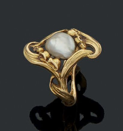 null Bague Art Nouveau en or jaune et soufflure de perle.
Poids 6,4 g.
Tour de doigt:...