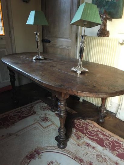 null Table ovale en chêne, piétement à entretoise. Style Louis XIII.

XIXe siècle.

Dim.:...