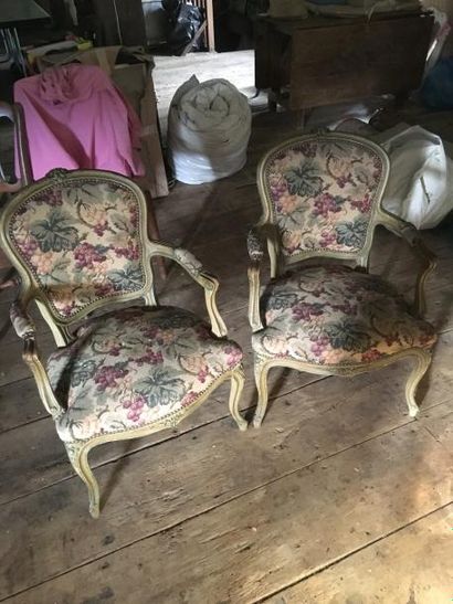 null Deux fauteuils de style Louis XV à garniture en tissu au point.