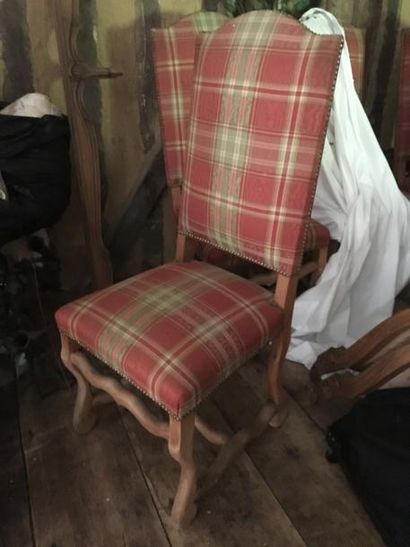 null Deux fauteuils et quatre chaises de style Louis XIII, à garniture en tissu rayé...