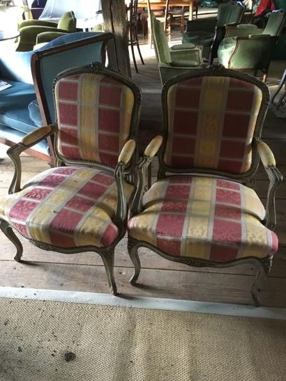 null Paire de fauteuils à garniture en tissu jaune et rouge, de style Louis XV.