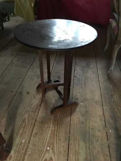 null Petite table à plateau basculant. 

XIXe siècle. 

H.: 50 cm. Diam.: 45 cm.