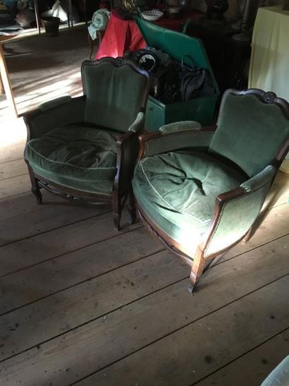 null Paire de fauteuils bas à garniture en tissu vert. 

Style Louis XV. Travail...