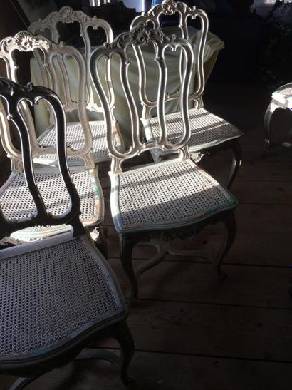 null Suite de six chaises cannées de style Régence à entretoise.