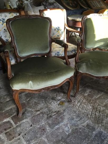 null Paire de fauteuils de style Louis XV, à garniture de velours vert.