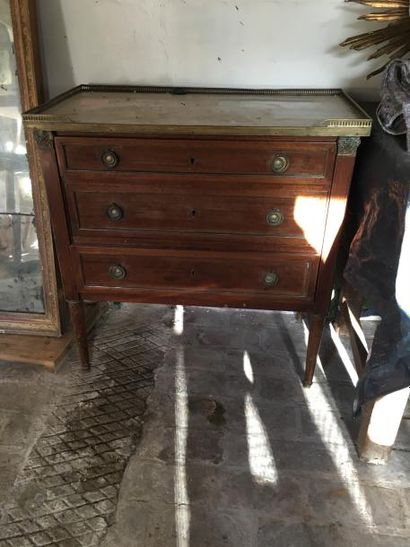 null Petite commode de style Louis XVI, à dessus en marbre blanc à galerie. 

H.:...