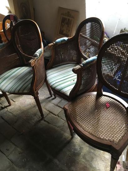 null Paire de fauteuils cannés de style Louis XVI. 

On y joint une chaise.