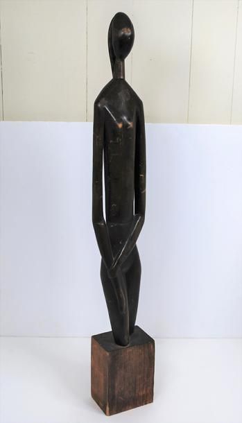 null Personnage debout.

Sculpture en bois.

Travail africain vers 1930