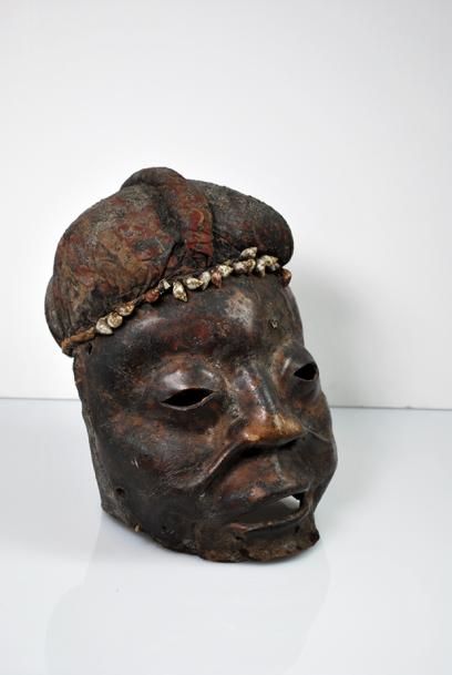 null Masque Africain.

Cuir, tissu et coquillages.

Taille réelle
