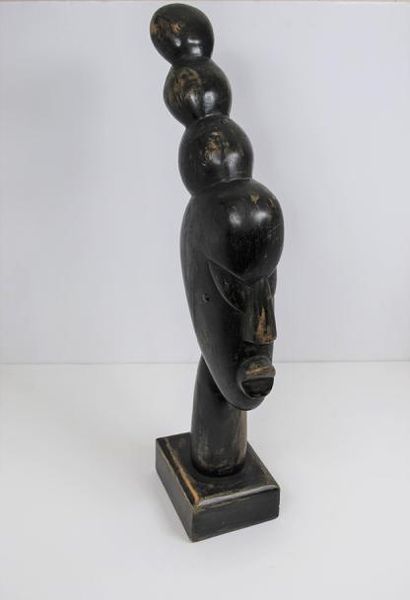 null Tête de femme.

Sculpture en bois.

Travail africain vers 1930