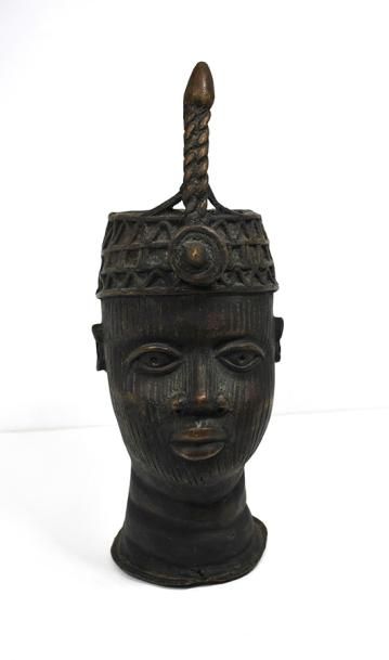 null Sculpture représentant une tête de guerrier africain.

H. 37 cm