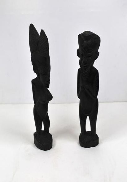 null Paire de statues en bois, représentant un homme et une femme.

H. :35,5 cm (homme)...