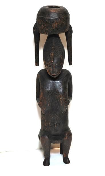 null Statue en bois figurant une femme assise sur un tabouret. 

H. : 56 cm.