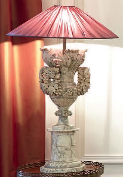 null Paire de lampes en albâtre sculpté figurant des urnes feuillagées sur piedestals.
Fin...