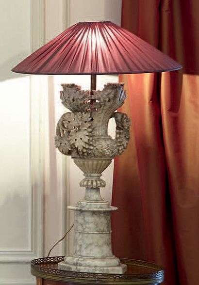 null Paire de lampes en albâtre sculpté figurant des urnes feuillagées sur piedestals.
Fin...