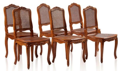 null Suite de six chaises à dossier plat en hêtre mouluré et sculpté à motifs de...