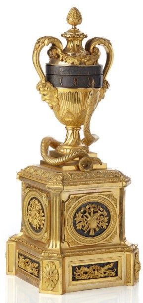 null Pendule en bronze finement ciselé et doré sous la forme d'un vase couvert à...
