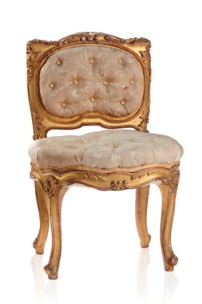 null Rare petite chaise basse en hêtre richement sculpté et doré à motifs de guirlandes...