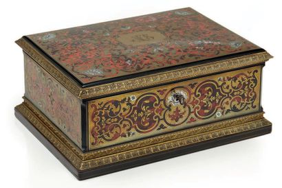 null Beau coffret en marqueterie dite «Boulle» de laiton sur fond d'écaille teintée...