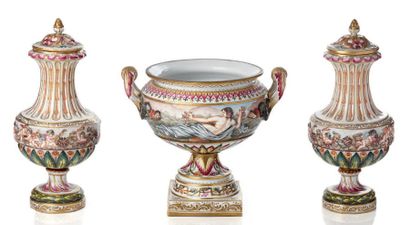 NAPLES, Manufacture CAPO DI MONTE 
Garniture en porcelaine composée de deux vases...