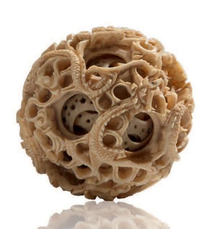 *JAPON 
Boule de Canton en ivoire sculpté et ajouré comprenant huit sphères imbriquées...