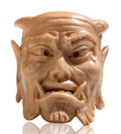*JAPON 
Masque de démon en ivoire sculpté.
Période Meiji vers 1900.
H.: 8 cm