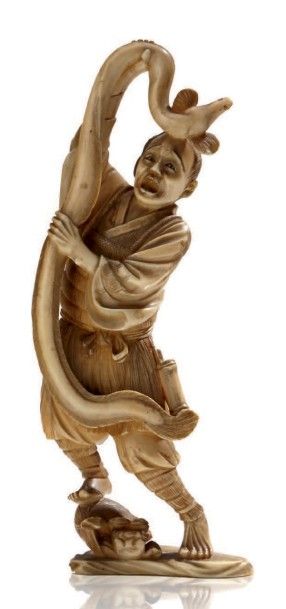 *JAPON 
Okimono en ivoire sculpté représentant un pêcheur debout, un pied sur un...