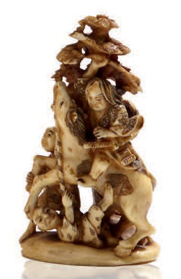 *JAPON 
Petit okimono en ivoire sculpté d'un samouraï sur sa monture près d'un pin...